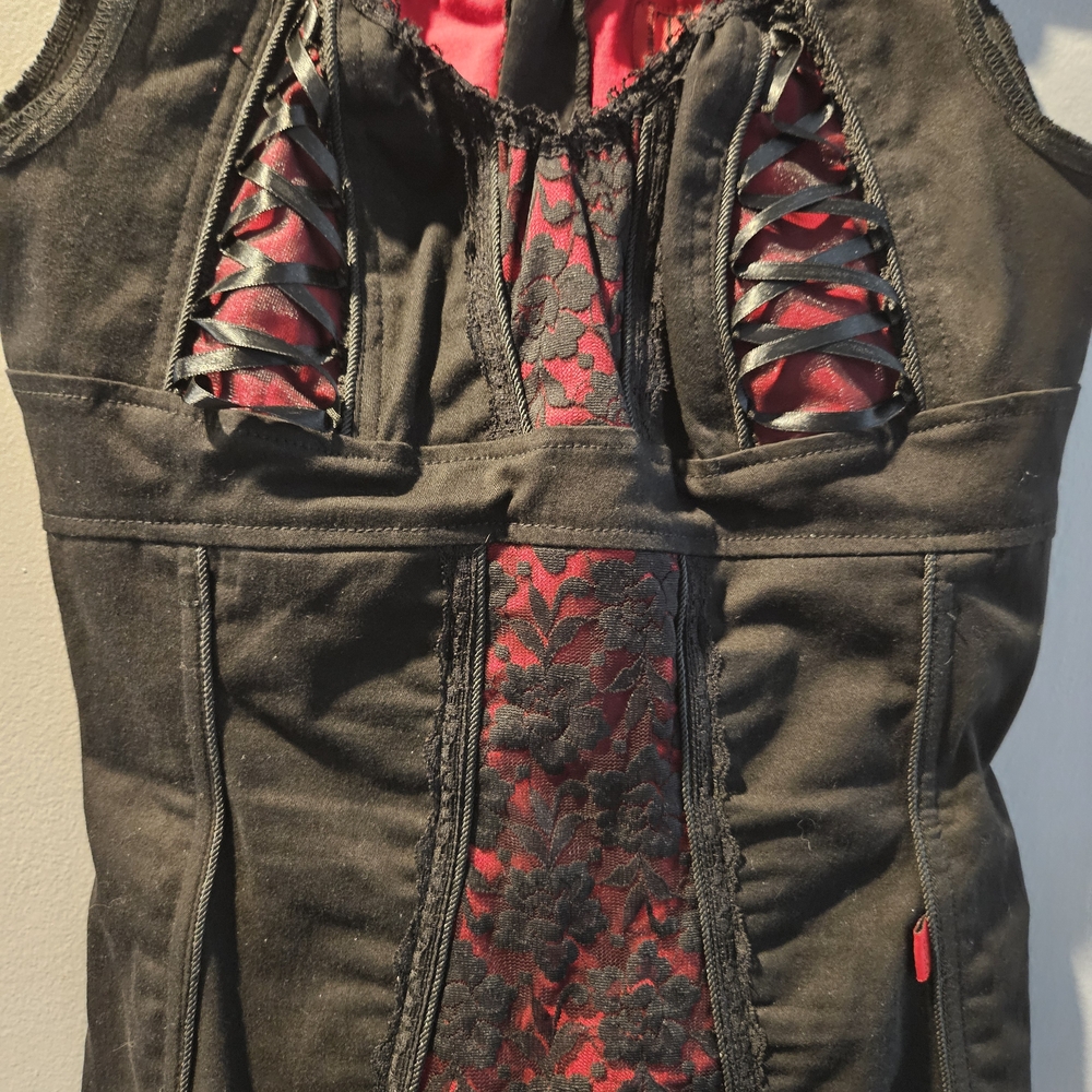 RARE Tripp NYC Vibrant Red and Black Top - Picture 6 of 6